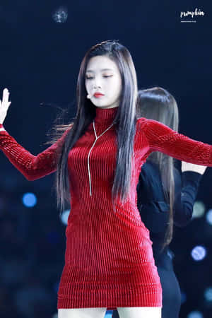 身穿紅色連衣裙的K-pop表演者在藍色燈光的舞台上跳舞。 — 紅色美學 壁紙