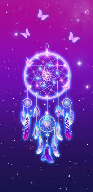 發光的捕夢網，帶有羽毛和蝴蝶，在繁星點點的紫色天空中。 — Galaxy S10 壁紙