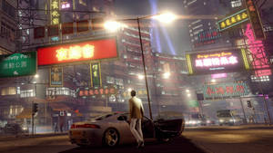 身穿米色西裝的男人站在銀色跑車旁，在雨夜城市中的霓虹燈下。
