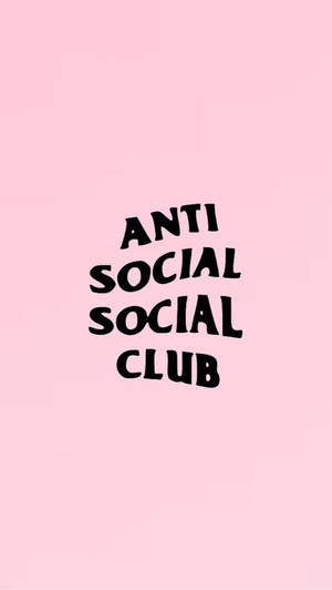 粉紅背景上以粗體黑色文字寫著 Anti Social Social Club。