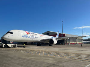 Qantas 空中巴士 A350-1000 停泊在機場停機坪，有地勤人員