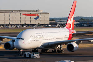 Qantas Airbus A380飛機正在機場停機坪被拖行