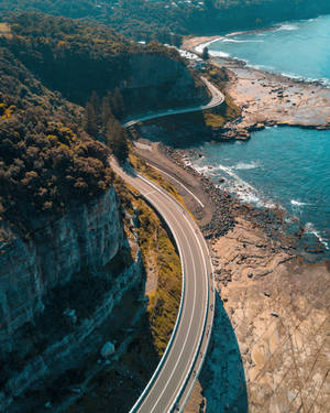 沿著懸崖的彎曲沿海公路，下方有海浪