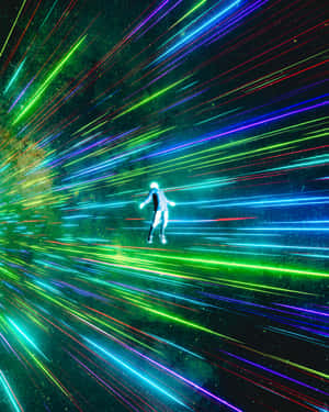 一個發光的太空人在一條色彩繽紛的宇宙條紋隧道中漂流。