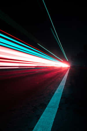 夜間高速公路，有來自移動車輛的紅色和青色光條。