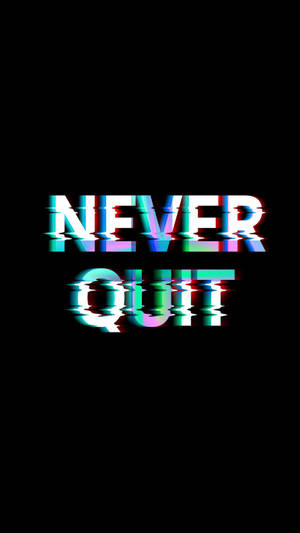 故障藝術文字在黑色背景上寫著「never quit」，帶有彩色失真效果
