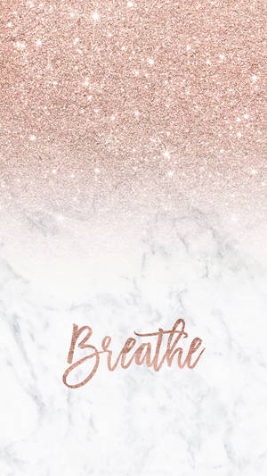 玫瑰金閃粉在大理石上淡出，並以草書寫上「breathe」一詞。 — 玫瑰金風格 壁紙