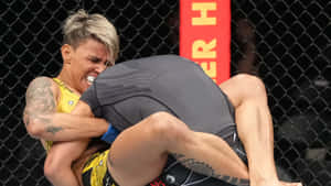 兩名女子MMA選手在八角籠內鎖定纏抱姿勢。 — 拳擊 壁紙