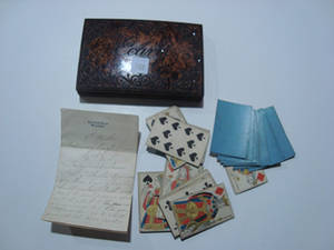復古撲克牌和華麗盒子，附有手寫信件。
