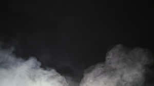 在黑暗背景上旋轉的煙霧營造出神秘且富有氣氛的場景。 — 型格藍色動態 壁紙