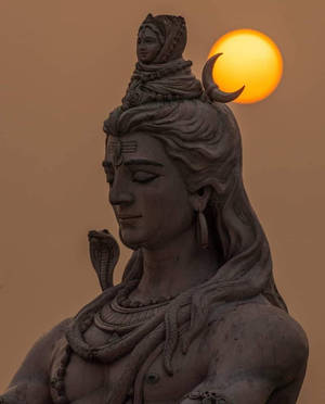 濕婆石像，帶有新月和女神，以金色夕陽為背景。 — 月亮 壁紙