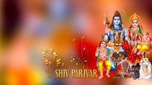 Shiv Parivar神祇插圖，帶有金色珠寶和花卉點綴，背景為溫暖漸變色。