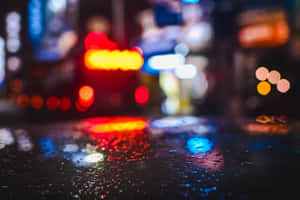 雨濕的街道在夜晚閃爍著霓虹倒影。 — 雨天 壁紙