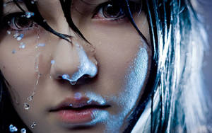 藍光下，女性臉部帶有水珠和濕髮。