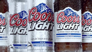 冰凍Coors Light啤酒瓶，帶有冷凝水和山脈標誌標籤。