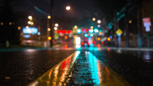 雨夜街道，模糊的彩色燈光在潮濕路面上反射。