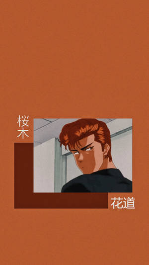 紅髮動漫角色在帶有日文字句的橙色背景上表情嚴肅。