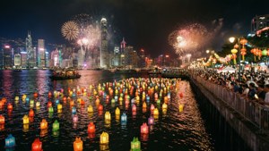 人群觀看夜晚港口上空的煙火，港口充滿發光的燈籠。