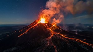夜晚火山爆發，發光熔岩和星空。