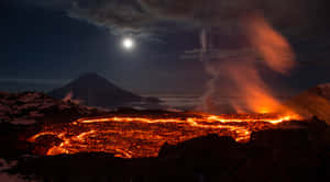 滿月下火山口內的熔岩流，附近山峰上有雪。 — 熔岩龍 壁紙