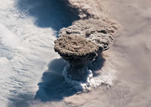 火山爆發，火山灰雲升到雲層之上 — 熔岩龍 壁紙