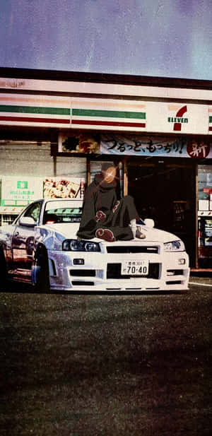 黑色斗篷動漫角色坐在白色跑車上，在夜間7 Eleven外。