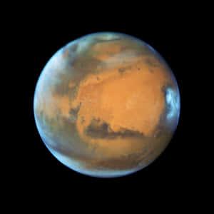 在黑色太空背景下帶有橙色和藍色色調的火星。