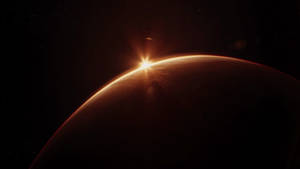 太陽在太空中一個微紅的外星行星上升起，星星可見。