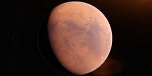 火星行星在太空中發光，伴有星星和大氣薄霧