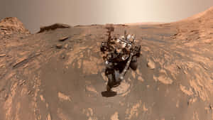 探測車探索佈滿灰塵和岩石的火星景觀