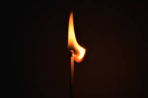 一根在黑暗中發光的點燃火柴。