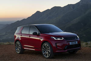 紅色 Land Rover Discovery 泊喺山頂觀景點睇日落 — 高對比 壁紙