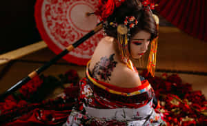 一位穿著傳統日本連衣裙的女性，帶有花卉紋身和紅色配飾，被花瓣環繞。