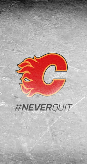 卡加利火焰隊標誌在刮痕冰面上，帶有 neverquit 文字
