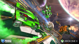 綠色火箭賽車在太空競技場中比賽，背景有行星。 — Xbox GIF 壁紙