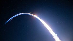 獵鷹9號火箭軌跡彎曲進入太空的延時攝影
