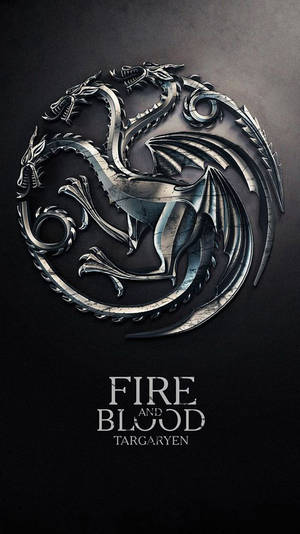 三頭龍徽章，深色背景上帶有 'Fire and Blood Targaryen' 文字。 — 東方龍 壁紙