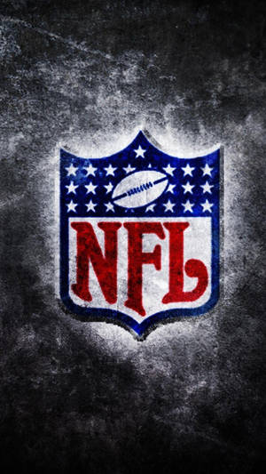在深色紋理背景上帶有星星和美式足球的NFL標誌。