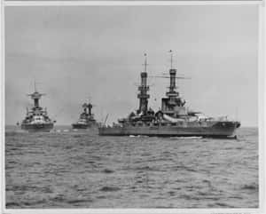 三艘戰艦在公海上編隊航行的復古黑白照片。 — 5:4 壁紙