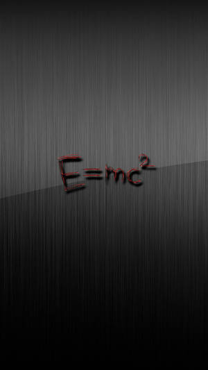 拉絲金屬背景上發出紅色光芒的 E 等於 mc 平方。 — 科學 壁紙