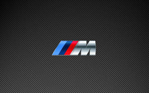 碳纖維背景上的BMW M標誌