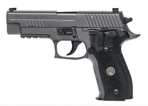 黑色Sig Sauer P226手槍的攝影棚拍攝，帶有紋理握把和金屬飾面。