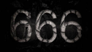 深色紋理背景上裂開的石頭數字666