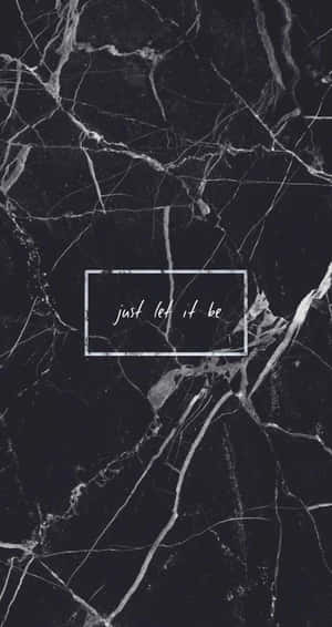 黑色大理石背景，帶白色紋路，以及一個文字框，上面寫著 just let it be。