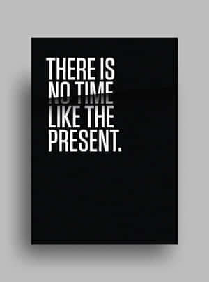 勵志名言海報，黑色背景上以粗體白色字母寫著「There is no time like the present」。 — HMD Terra M 壁紙