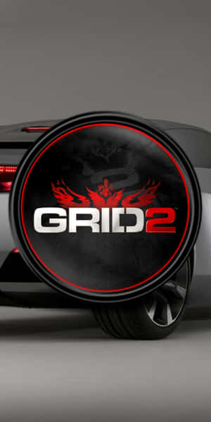 賽車上的備胎蓋帶有 GRID 2 標誌