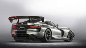 銀色Dodge Viper ACR跑車，帶有紅色點綴和大型後擾流板，在工作室環境中。