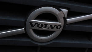 深色格柵上的 Volvo 汽車標誌，金屬飾面。