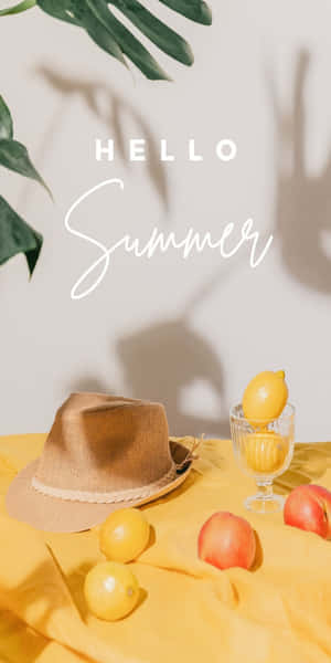 黃色布上的草帽、檸檬、桃子和龜背竹葉，帶有hello summer文字。