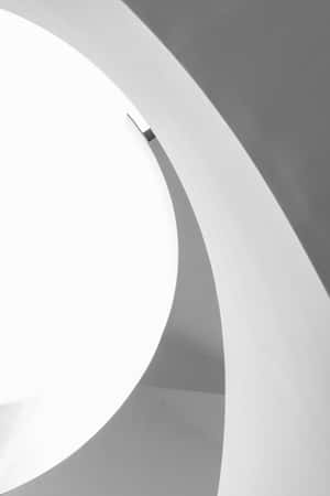 黑白抽象建築曲線，對比強烈，線條乾淨。